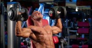 Bodybuilder træner med tunge håndvægte